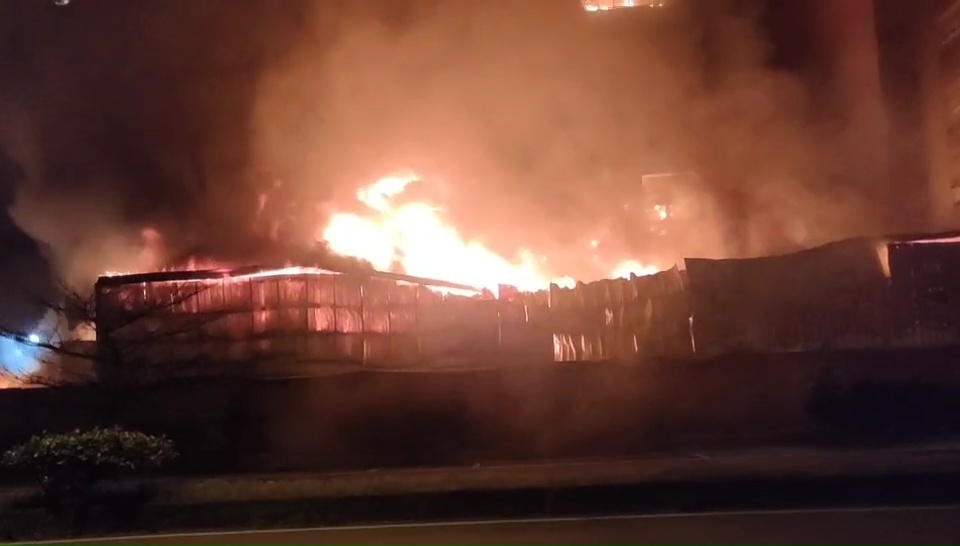 桃園觀音區一間工廠晚間發生火警。圖／台視新聞