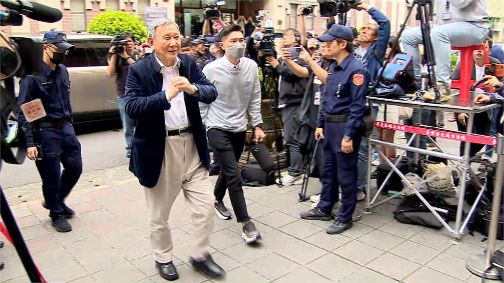 擺脫輪椅！沈慶京抱拳致意支持者走入北院 被問身體狀況微笑不語