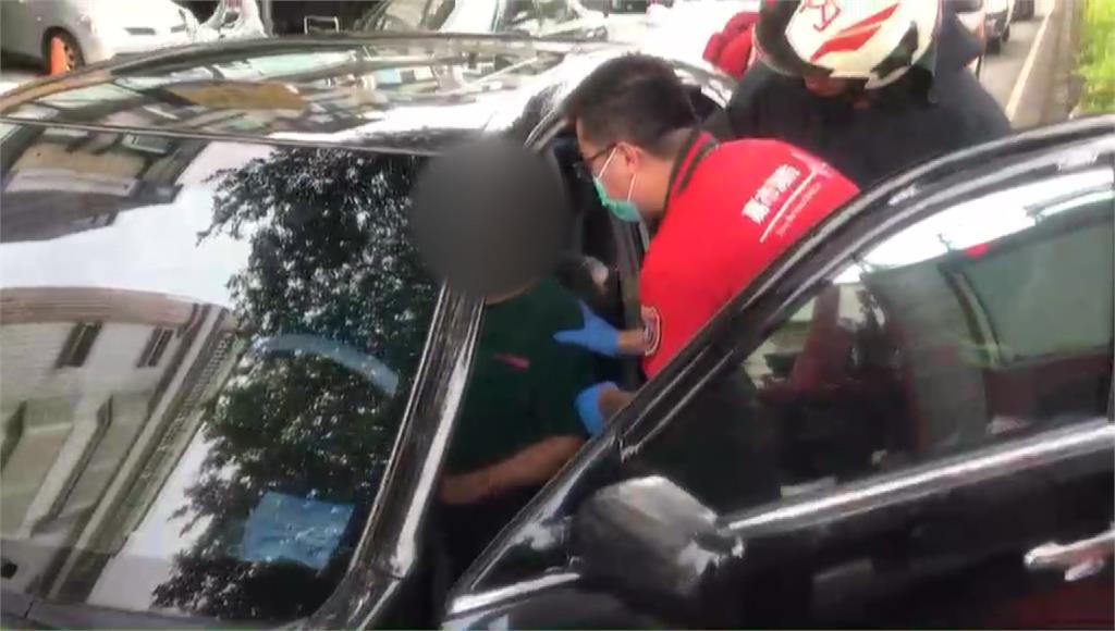 消防人員破窗將昏睡在車內的男子救出。圖：台視新聞