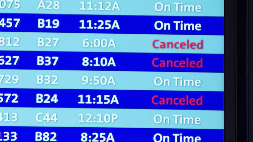 全球24日當天就有兩千多架航班取消。圖／翻攝自AP Direct