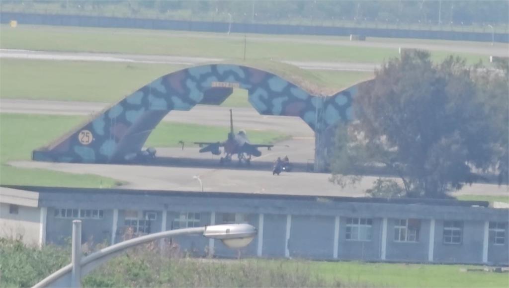 花蓮空軍基地F-16戰機與設施受損。圖／台視新聞