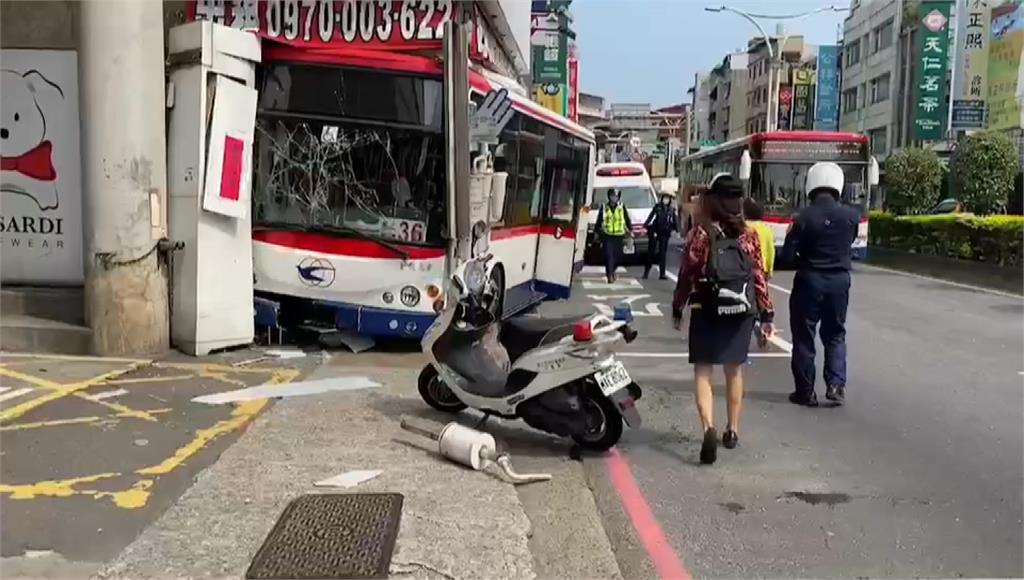 公車自撞人行道。圖／台視新聞
