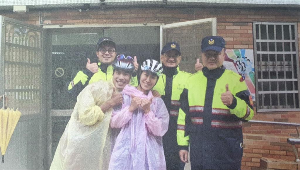 韓國自行車冠軍情侶隔洋送禮給合歡山員警。圖／新城警分局提供