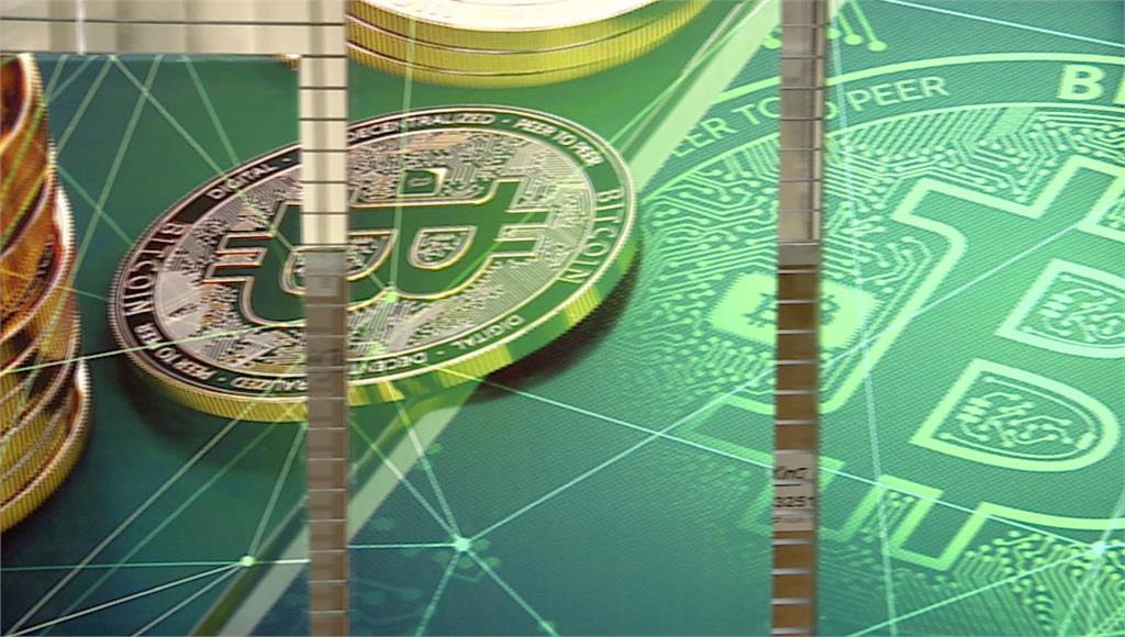 雙重利空夾擊！比特幣閃崩5% 摜破8.7萬美元