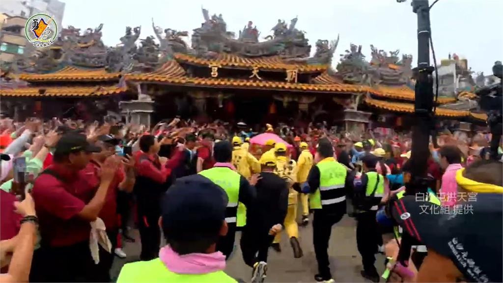 白沙屯媽祖11點衝北港朝天宮 萬名信眾齊喊「進喔」震撼空拍曝