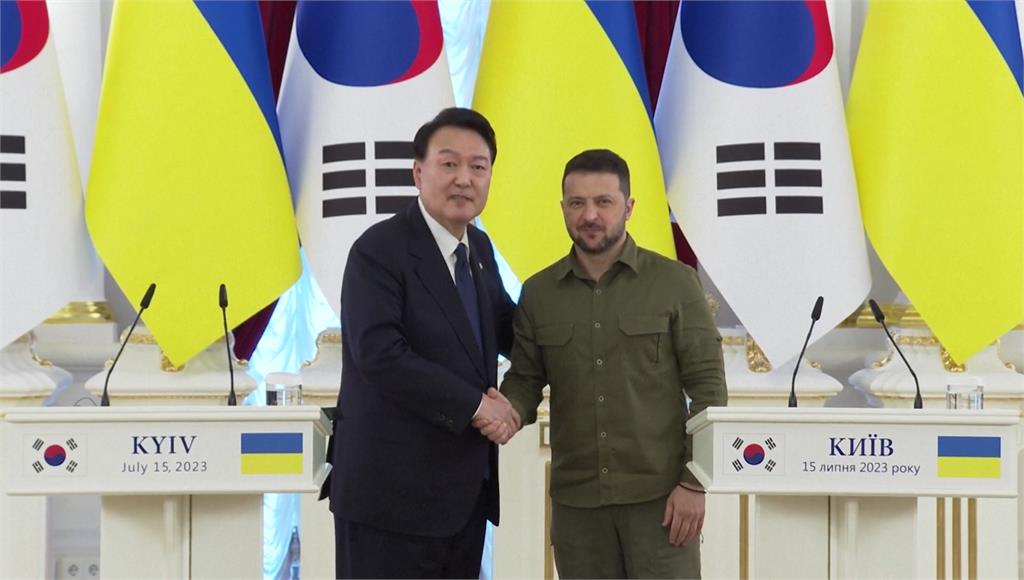 南韓總統尹錫悅跟夫人金建希無預警造訪烏克蘭，會晤烏國總統澤倫斯基。圖／美聯社、路透社、CNN