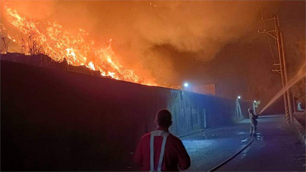 台南第三掩埋場20公尺高垃圾山起火燃燒 安南區列空品提醒