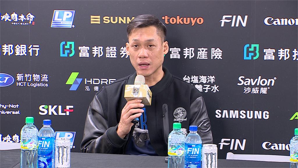 父親現身引退賽開球秒哭！「野獸」林志傑告別球員 下一步曝光