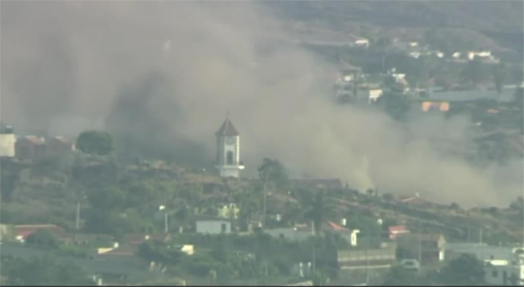 西班牙火山噴發，熔岩不斷侵襲，當地教堂直接「被消失」。圖／翻攝自AP Direct