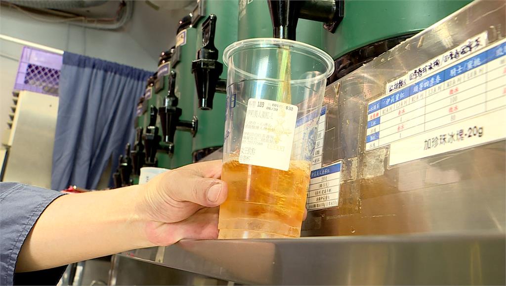 台北市環保局宣布12/1起，全市連鎖飲料店禁用一次性塑膠飲料杯。圖／台視新聞