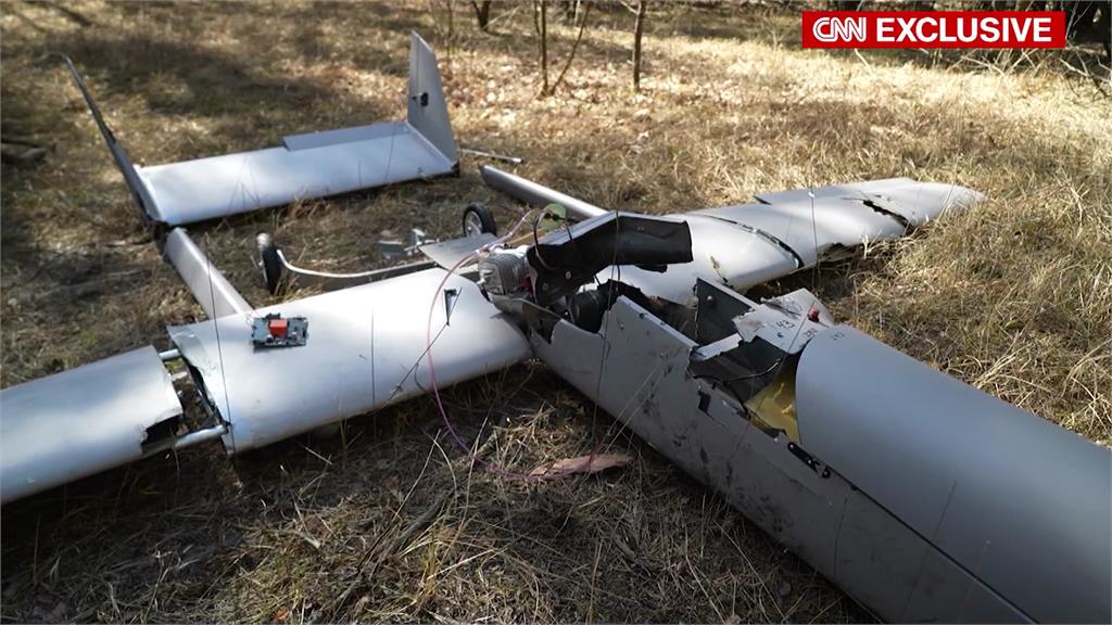 烏軍開放《CNN》記者拍攝一架遭到攔截的無人機，證實是中國廈門一家科技公司製造的民用無人機。圖／CNN