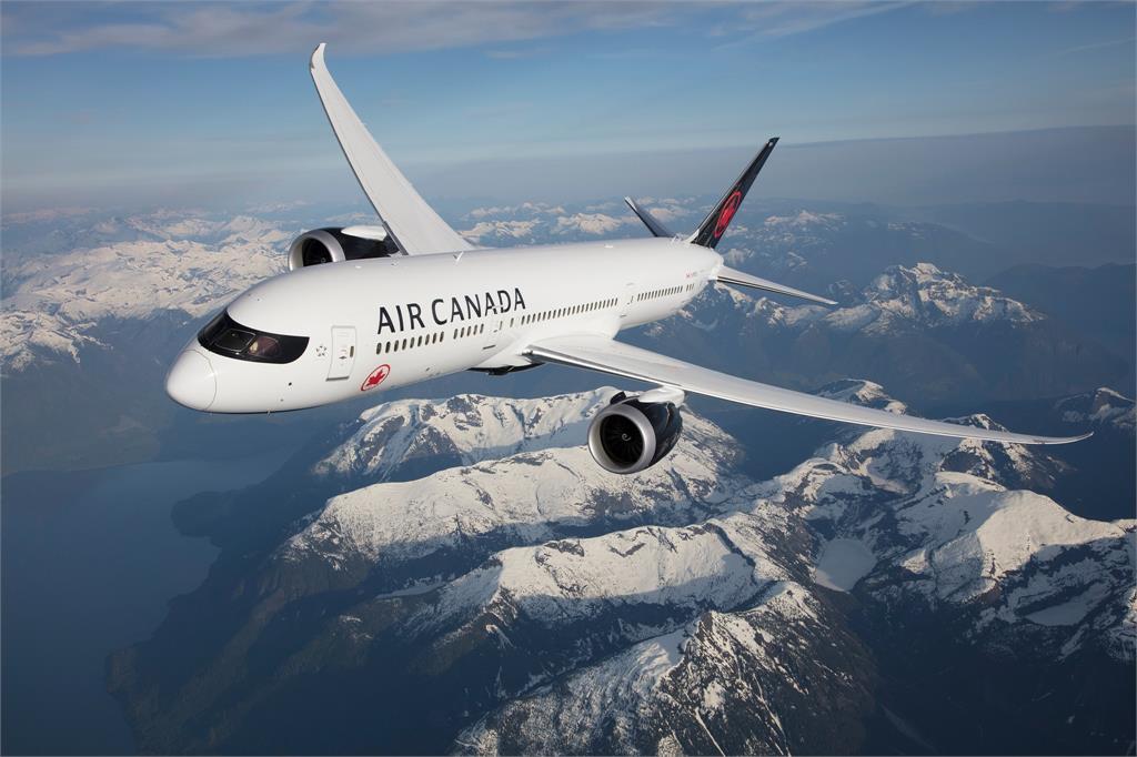 加拿大航空出現一名乘客，擅開機艙門，從6公尺高慘摔地面。示意圖／翻攝自FB @Air Canada