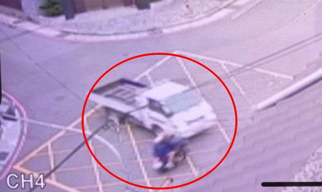 一輛貨車行經台中大里區新甲路和甲園路口時，與一輛三貼的機車發生猛力碰撞。圖：台視新聞