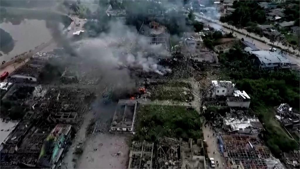 泰國煙火倉庫爆炸，許多房屋遭毀。圖／路透社、美聯社