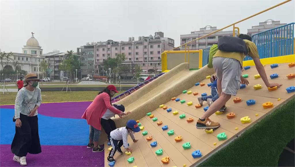 台南綠洲公園遊樂設施全無遮陽，家長憂心設施在烈日下曝曬後，會燙傷孩子。圖／台視新聞