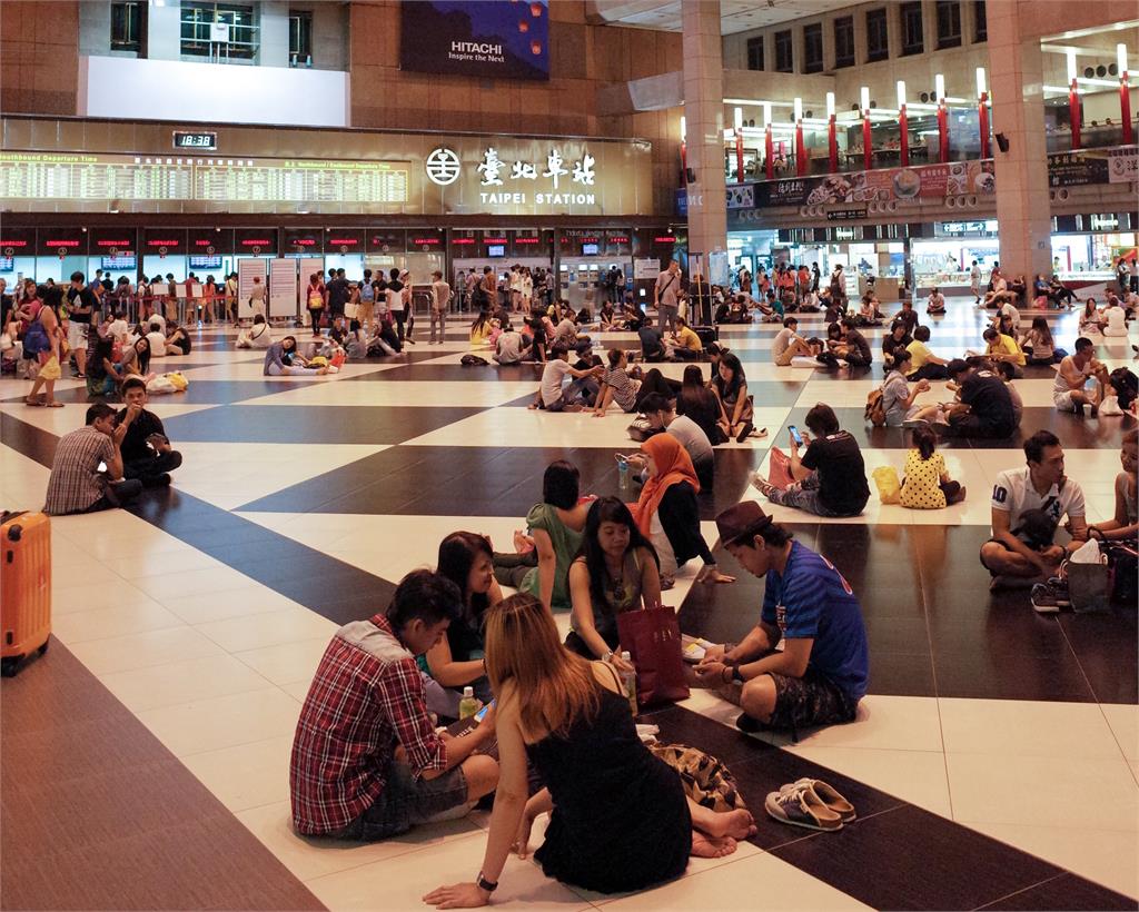 台北車站大廳經常有民眾聚集席地而坐，近日台鐵為防疫及顧及門面考量，研擬要祭出禁令。圖：Flickr。