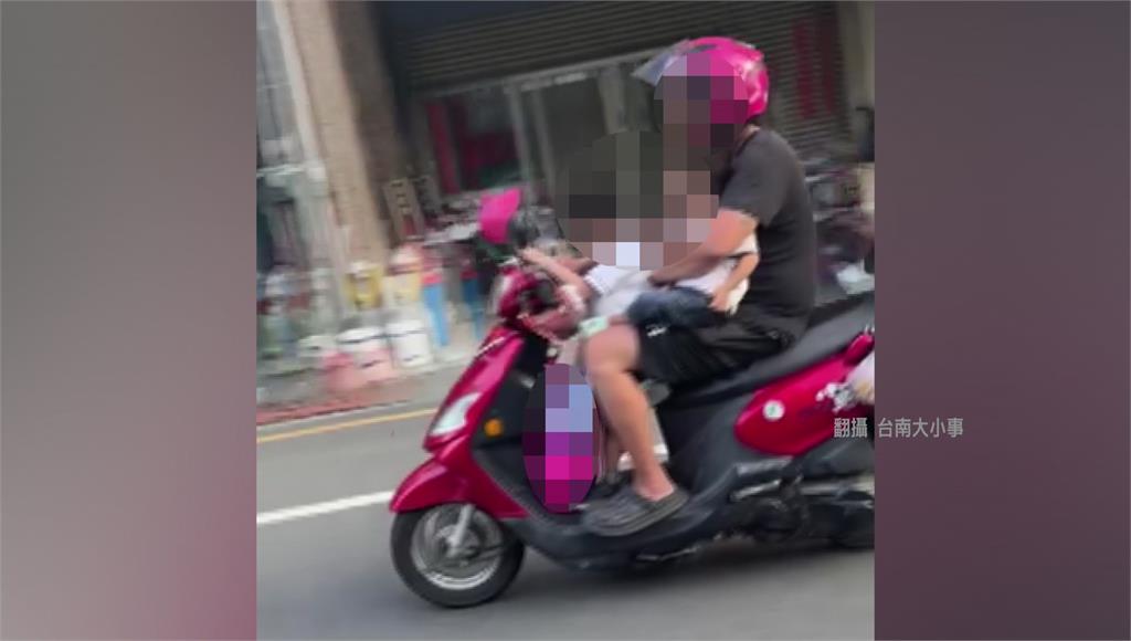 家長載兩童還單手騎車，超危險。圖／翻攝自台南大小事