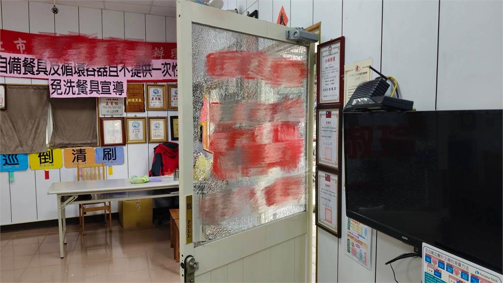 新北議員黃永昌妻里長服務處大門遭砸 33歲男涉恐嚇送辦