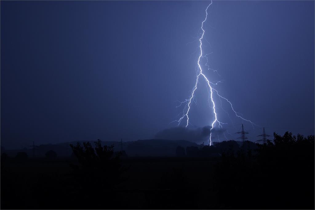有飛機在低空中被閃電擊中，冒出藍光。示意圖／翻攝自Pixabay@RPN