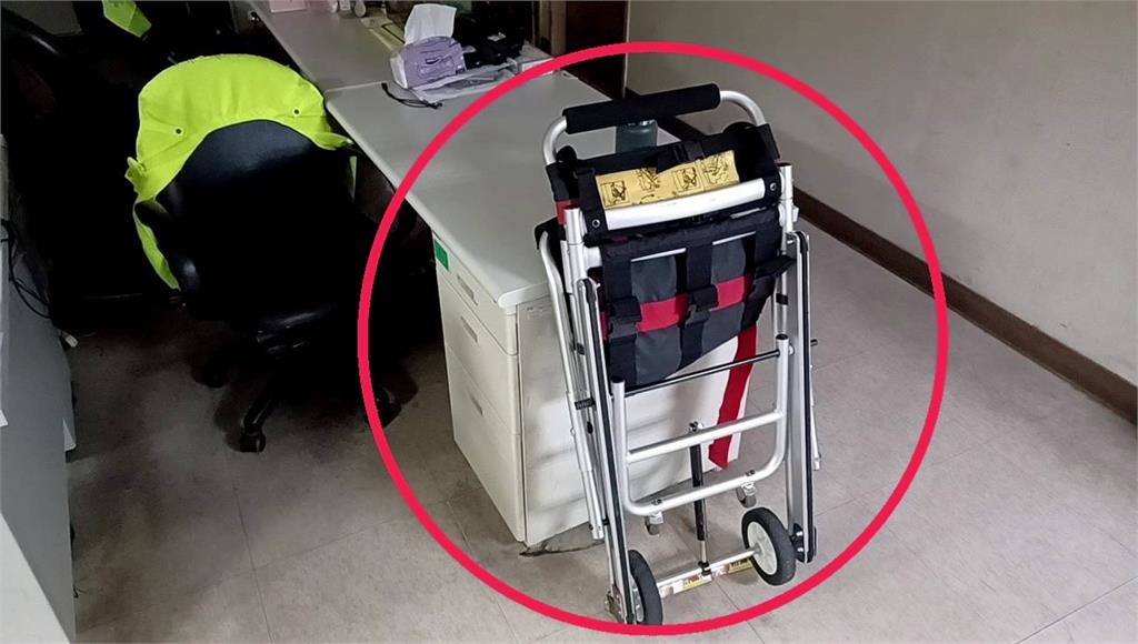 救護車上的椅式擔架遭人偷走。圖／台視新聞