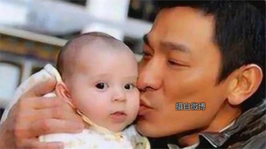 香港天王劉德華38年前在片場，抱著眼睛圓滾滾的男嬰。圖／翻攝自微博