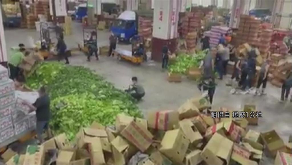 北農遭民眾拍下把青菜堆成小山。圖：翻攝自爆廢1公社臉書