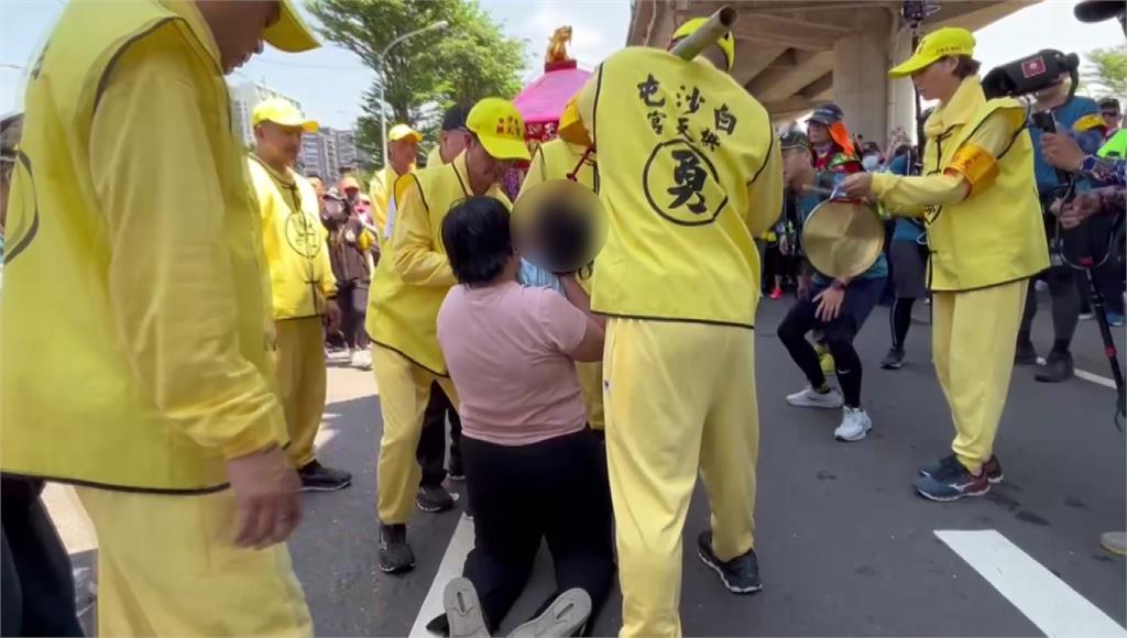 桃園婦抱3歲癲癇女兒 白沙屯媽祖鑾轎靠近賜福