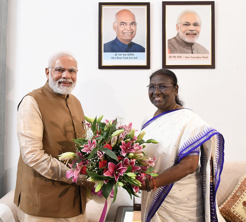 印度總理莫迪獻花給印度首任原住民女總統慕爾穆。圖／翻攝自Twitter @Draupadi Murmu