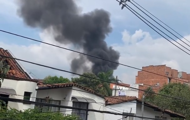 哥倫比亞小飛機墜毀民宅。圖／翻攝自推特@QuinteroCalle