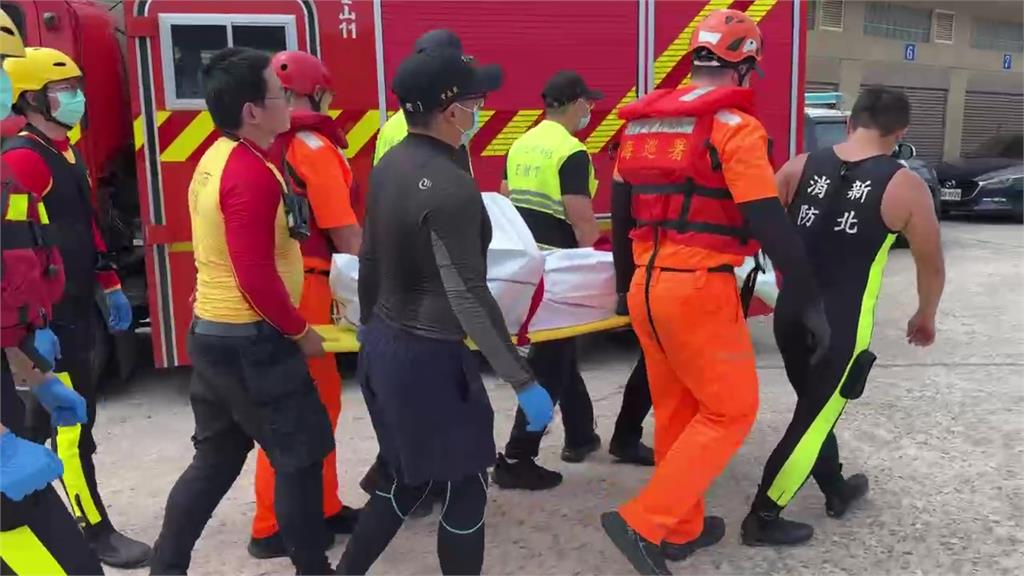 萬里港消波塊卡男性浮屍 遺體明顯腫脹身分不詳