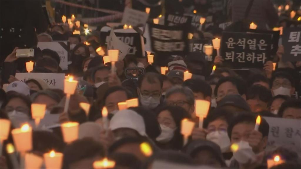 南韓民眾哀悼梨泰院罹難者。圖／美聯社