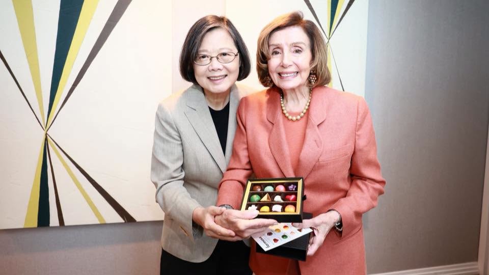 蔡英文訪美第2天會晤裴洛西　送台灣絲巾、巧克力延續台美友誼