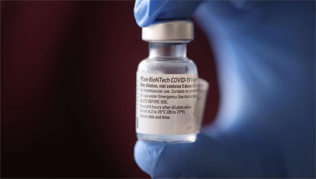 輝瑞BNT疫苗獲得美國FDA全面授權，台灣只要有代理商願意引進，不須透過政府，就可直接向輝瑞進貨。圖／台視新聞