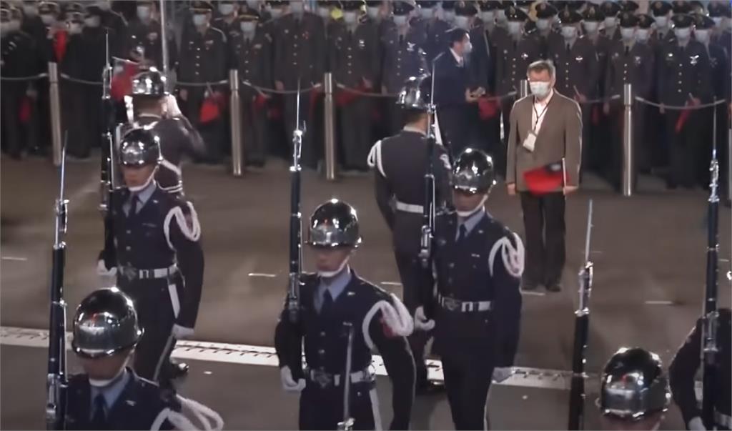 元旦典禮三軍儀隊表演時，台北市長柯文哲獨自一人站在台下，周圍都是軍人。圖／台視新聞（資料畫面）