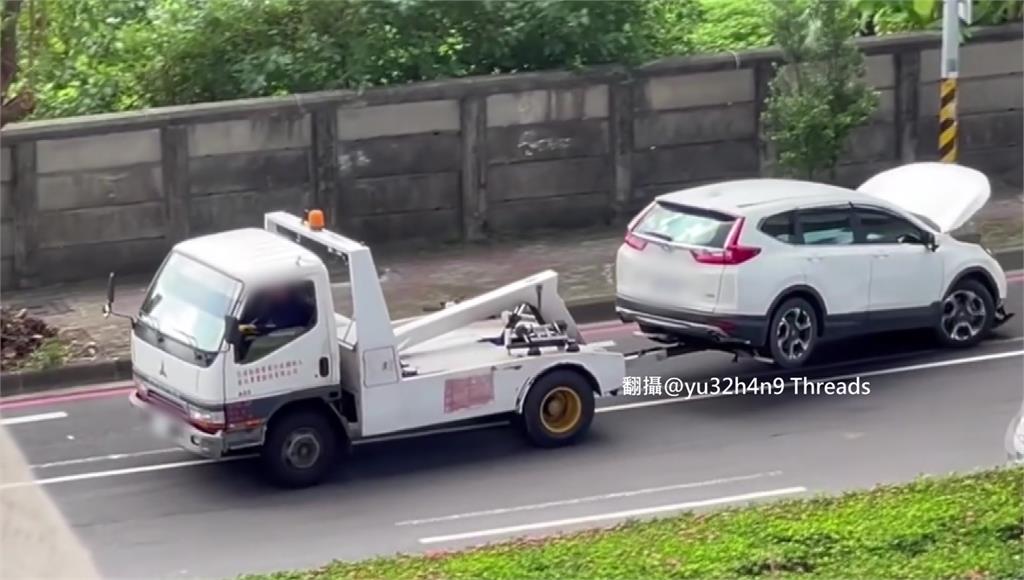 前驅車從後輪拖吊...下一秒車摔路面！業者挨轟曝真相：很無奈