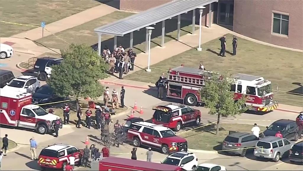 德州阿靈頓一所中學發生校園槍擊事件。圖／翻攝自AP Direct