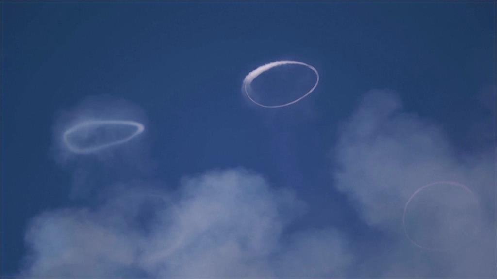 埃特納火山噴「煙環」 遠看就像飛碟、呼拉圈