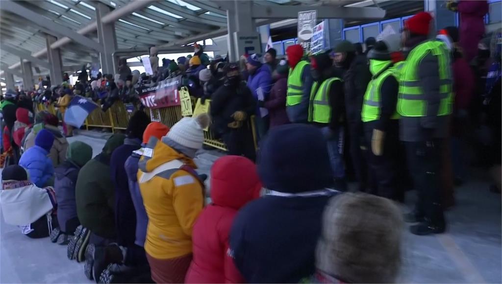 ICE拘留5歲童！明尼蘇達州爆示威 百名神職人員跪地祈禱遭帶走