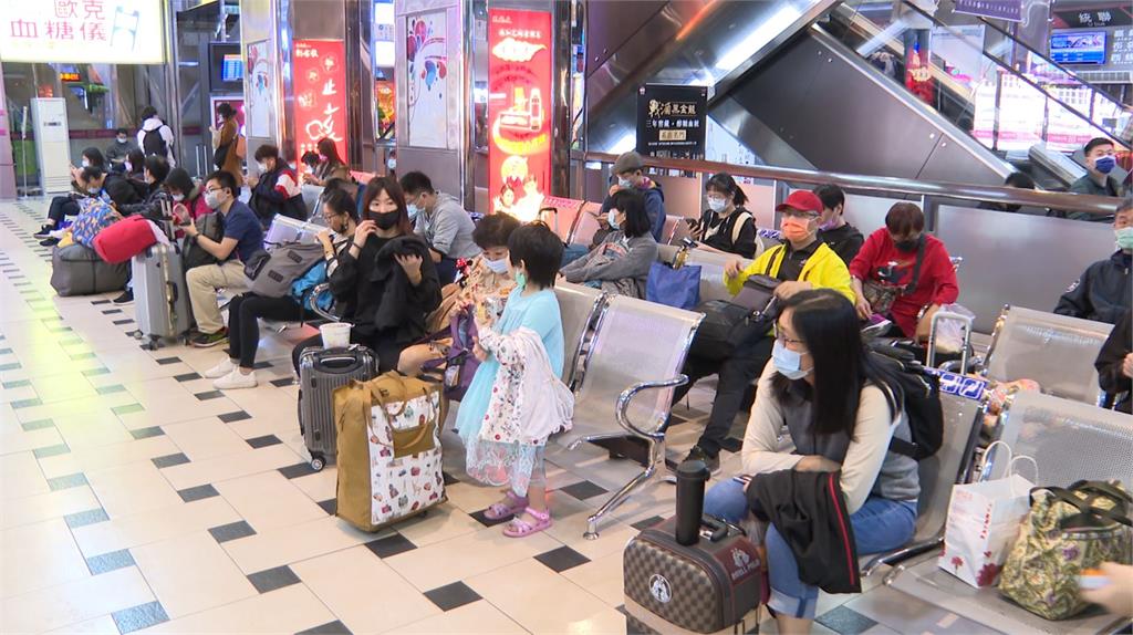 台北轉運站等候補上車的旅客。圖：台視新聞