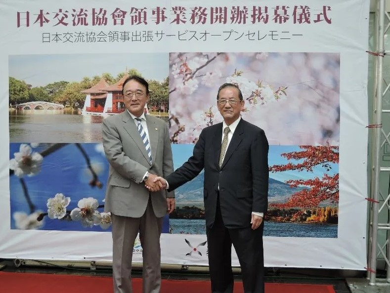 曾任交通部長、台中市副市長的林陵三（右）。圖／翻攝自台中市府網站
