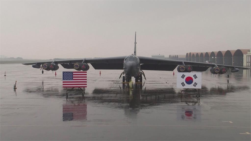 美日韓於東海聯合軍演，攜手維護東北亞和平穩定。圖／畫面攝自AP
