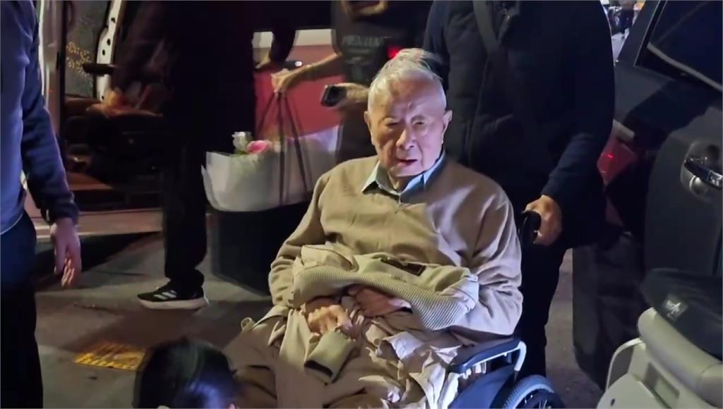 張忠謀坐輪椅現身粵式餐廳「榕居」 與黃仁勳一同晚宴