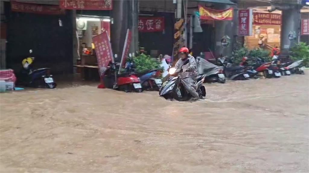 雨炸基隆西定路一度水深及膝 新北萬里3校撤172名師生