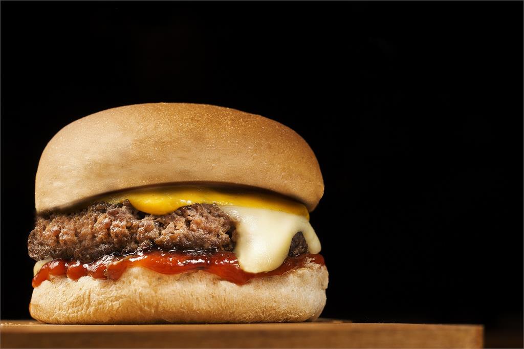 美國新創公司推出的全自動漢堡機器人販賣機，6分鐘就能做好一個漢堡。示意圖／翻攝自Pixabay