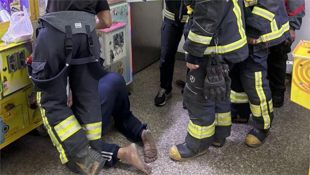 異想天開...小偷鑽娃娃機行竊偷藍芽音響 頭卻卡住受困