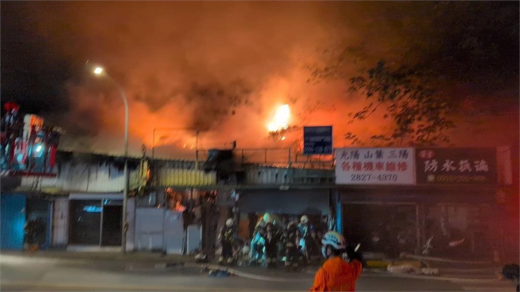 北投公館路倉庫大火恐延燒 消防全力灌救