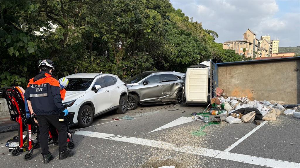 稱邊開車邊吃飯... 台北士林貨車駕駛連撞10車翻覆