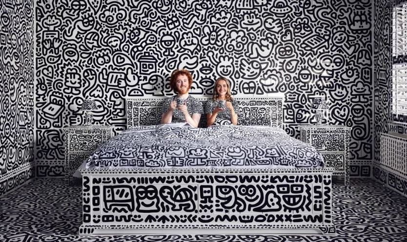 英國塗鴉狂人花費2年時間、耗2296支筆「畫滿整棟房」。圖／翻攝自Instagram@mrdoodle