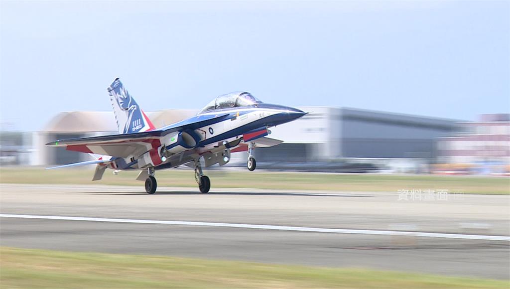 台東志航空軍基地勇鷹高教機降落傳出驚險事故。圖／台視新聞（非當事畫面）