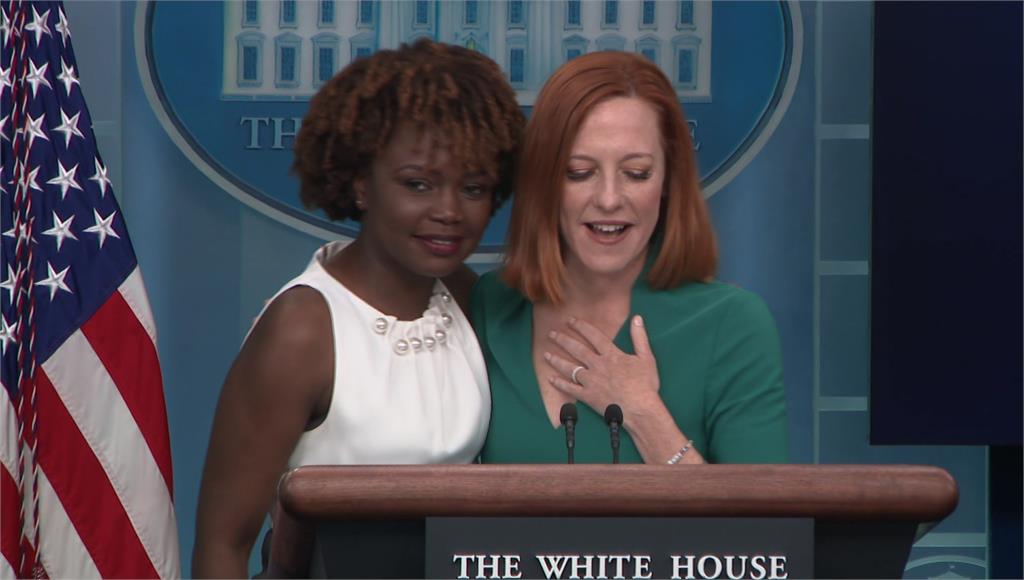 尚皮耶（左）接棒莎琪，將成為第一位非裔女性的白宮發言人。圖／翻攝自AP Direct